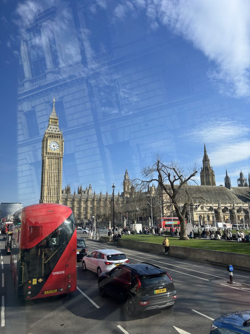 Биг Бен - достопримечательности Лондона из автобуса