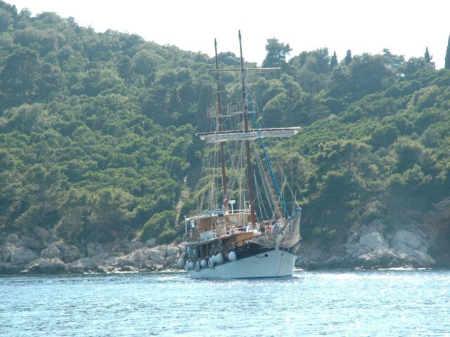 Морская прогулка на пиратской яхте из Кемера