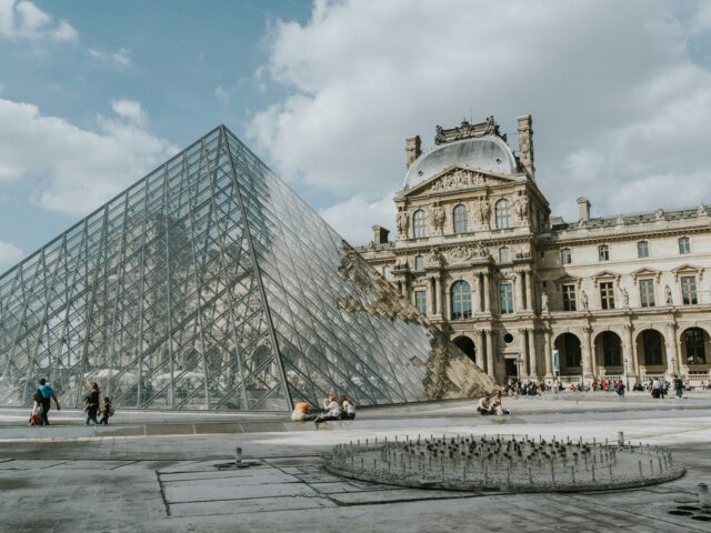 Главные шедевры Лувра за 2 часа (с гидом, без очереди)
